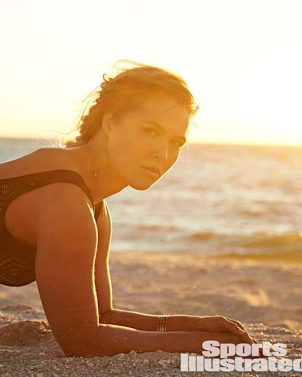 ronda rousey 2015 web photo x158908_tk1_02247-rawmasterwm.jpg